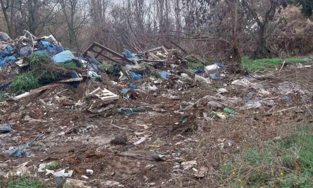 Χειροπέδες σε 48χρονο οδηγό φορτηγού που πετούσε ογκώδη απόβλητα σε περιοχή Natura στη Θεσσαλονίκη